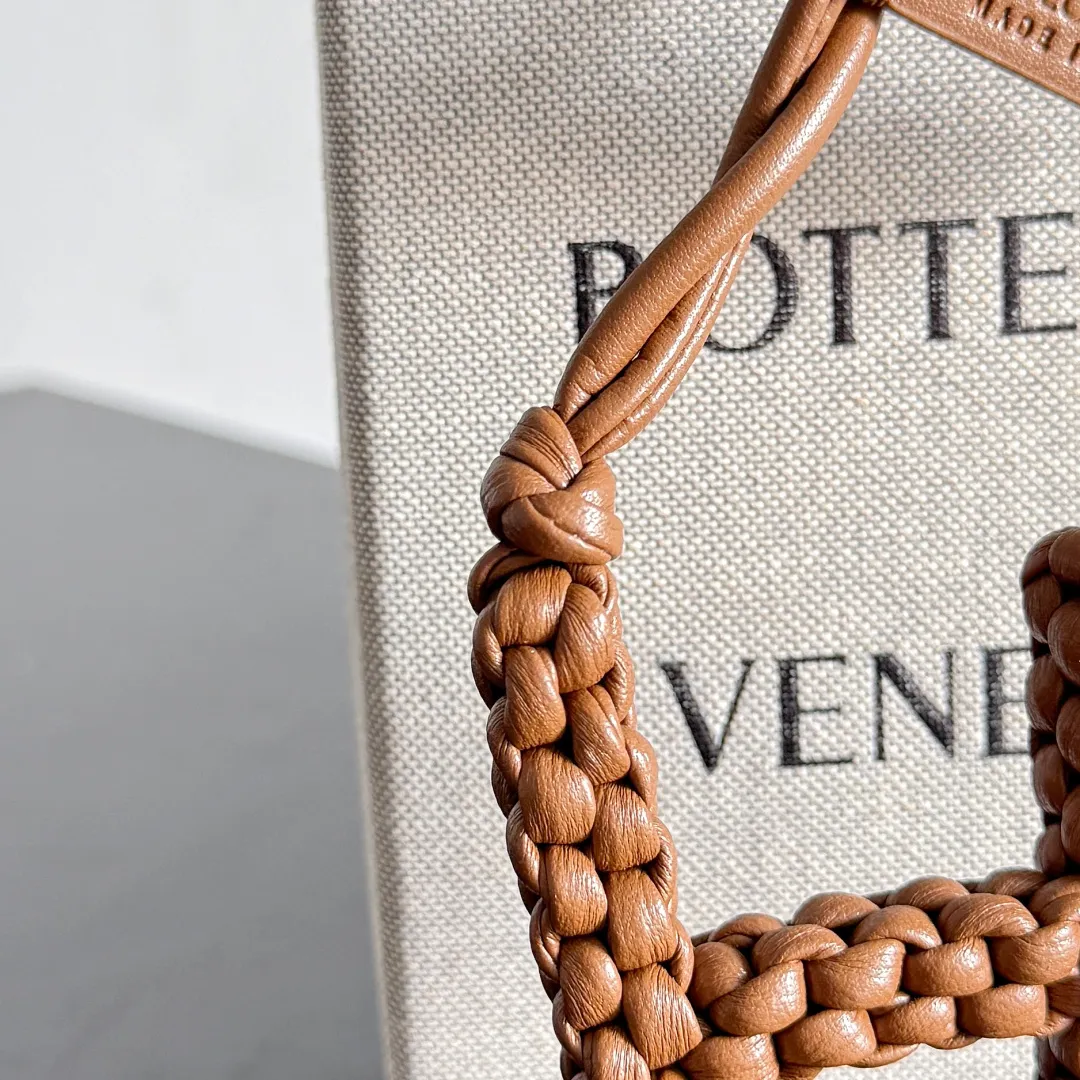 Batch 420 Let’s see what new cute little thing BV has released~ It’s this letter pendant, which is different from the puppy pendant. The weaving of this letter is more three-dimensional, and the material is very solid, and it is not easy to deform even if it is folded. Style number: H